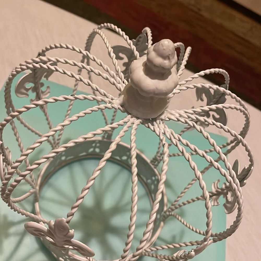 White fleur de les pattern crown table decor - Picture 2 of 7